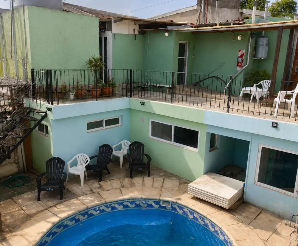 Patio común con sillas y una pequeña pileta en La Casona de Susana